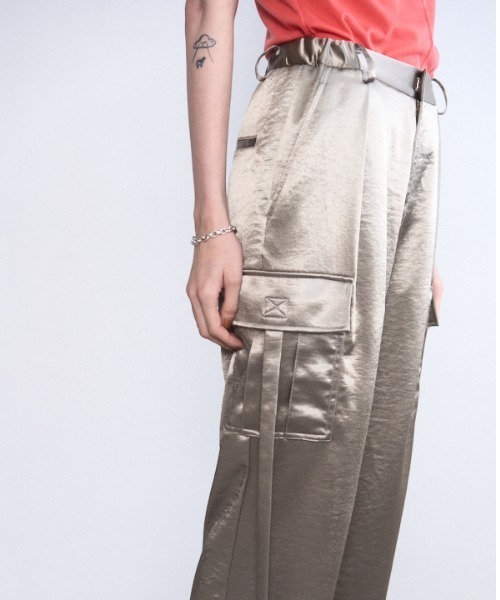 Muel Chic(ミュエルシック)の「Suwanne satin cargo pants スワニーサテンカーゴパンツ(カーゴパンツ・レディース・ブラック/カーキ/ブラウン・FREE)」の17枚目の写真