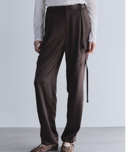 Muel Chic(ミュエルシック)の「Suwanne satin cargo pants スワニーサテンカーゴパンツ(カーゴパンツ・レディース・ブラック/カーキ/ブラウン・FREE)」の18枚目の写真