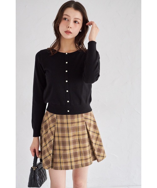 tocco closet(トッコ クローゼット)の「コラーゲン加工フラワー釦ニットカーディガン(カーディガン/ボレロ・レディース・オフホワイト/グレイッシュブルー/ピンクベージュ/ブラック・M)」の1枚目の写真