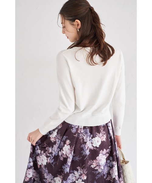 tocco closet(トッコ クローゼット)の「コラーゲン加工フラワー釦ニットカーディガン(カーディガン/ボレロ・レディース・オフホワイト/グレイッシュブルー/ピンクベージュ/ブラック・M)」の7枚目の写真