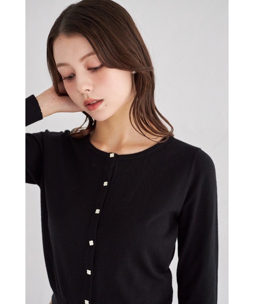 tocco closet(トッコ クローゼット)の「コラーゲン加工フラワー釦ニットカーディガン(カーディガン/ボレロ・レディース・オフホワイト/グレイッシュブルー/ピンクベージュ/ブラック・M)」の12枚目の写真