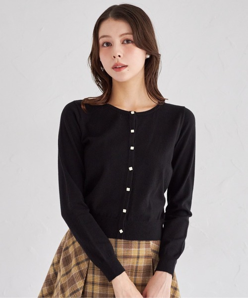 tocco closet(トッコ クローゼット)の「コラーゲン加工フラワー釦ニットカーディガン(カーディガン/ボレロ・レディース・オフホワイト/グレイッシュブルー/ピンクベージュ/ブラック・M)」の13枚目の写真