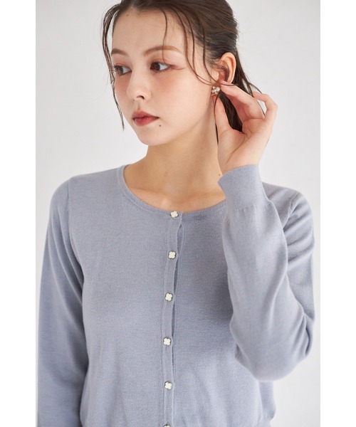 tocco closet(トッコ クローゼット)の「コラーゲン加工フラワー釦ニットカーディガン(カーディガン/ボレロ・レディース・オフホワイト/グレイッシュブルー/ピンクベージュ/ブラック・M)」の15枚目の写真