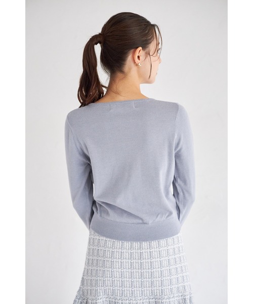tocco closet(トッコ クローゼット)の「コラーゲン加工フラワー釦ニットカーディガン(カーディガン/ボレロ・レディース・オフホワイト/グレイッシュブルー/ピンクベージュ/ブラック・M)」の17枚目の写真