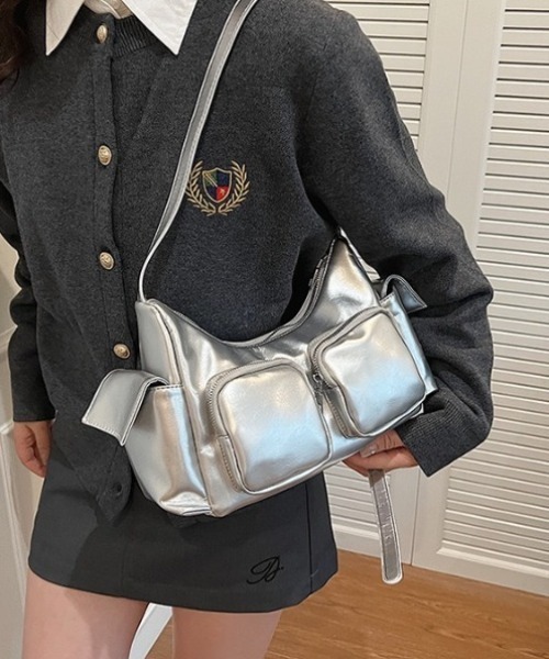 yuue' ( wear )（ユーイ）の「2WAYアウトポケットショルダーバッグ（ショルダーバッグ・レディース・レッド/ブラック/シルバー・FREE）」の3枚目の写真