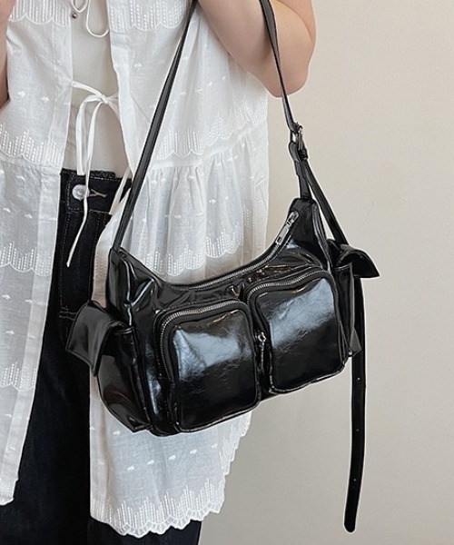 yuue' ( wear )（ユーイ）の「2WAYアウトポケットショルダーバッグ（ショルダーバッグ・レディース・レッド/ブラック/シルバー・FREE）」の2枚目の写真