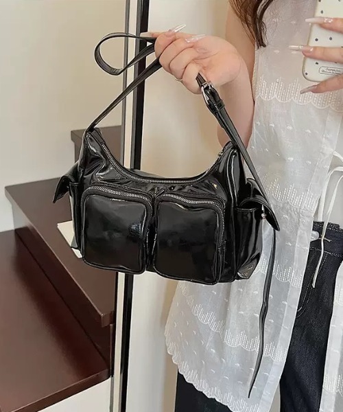 yuue' ( wear )（ユーイ）の「2WAYアウトポケットショルダーバッグ（ショルダーバッグ・レディース・レッド/ブラック/シルバー・FREE）」の4枚目の写真