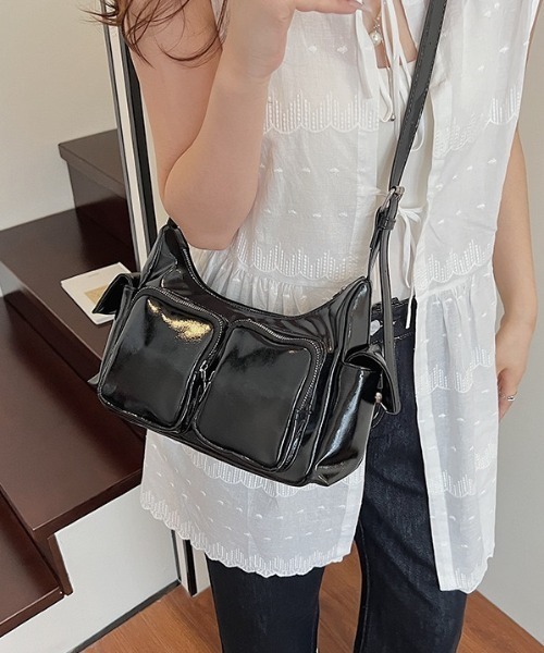 yuue' ( wear )（ユーイ）の「2WAYアウトポケットショルダーバッグ（ショルダーバッグ・レディース・レッド/ブラック/シルバー・FREE）」の5枚目の写真