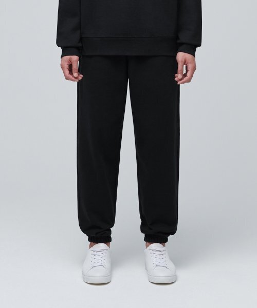 MUSINSA STANDARD(ムシンサスタンダード)の「フリース裏地のスウェットパンツ[黒(スウェットパンツ・メンズ・その他・SMALL/MEDIUM/LARGE/X-LARGE/XX-LARGE/XXX-LARGE)」の1枚目の写真