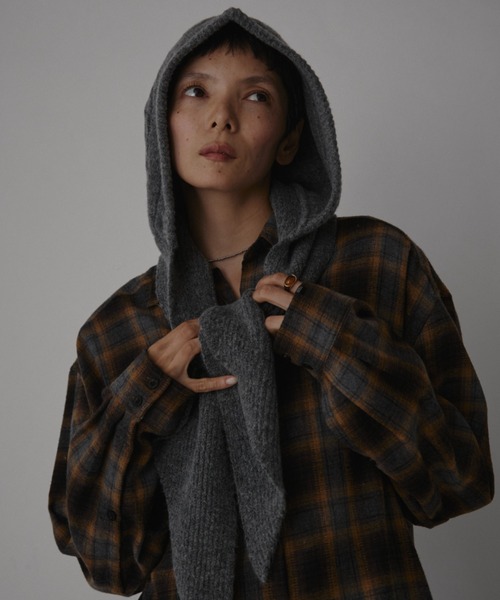 VION(ヴィオン)の「ケーブルニットフードマフラー / Cable Knit Hood Muffler(ストール/ショール・レディース・ブラック/グレー・FREE)」の5枚目の写真