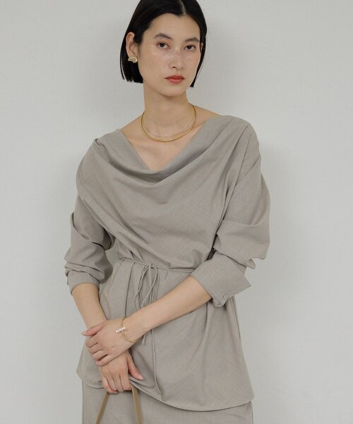 GALLARDAGALANTE(ガリャルダガランテ)の「【セットアップ対応】【2way】ドレープブラウス(シャツ/ブラウス・レディース・チャコールグレー/ライトベージュ・FREE)」の2枚目の写真