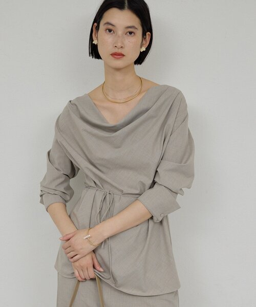 GALLARDAGALANTE(ガリャルダガランテ)の「【セットアップ対応】【2way】ドレープブラウス(シャツ/ブラウス・レディース・チャコールグレー/ライトベージュ・FREE)」の11枚目の写真