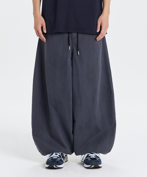 KICHUL(キチョル)の「Dyed balloon cotton pants (greyish charcoal)(その他パンツ・メンズ・その他・SMALL/MEDIUM/LARGE)」の2枚目の写真