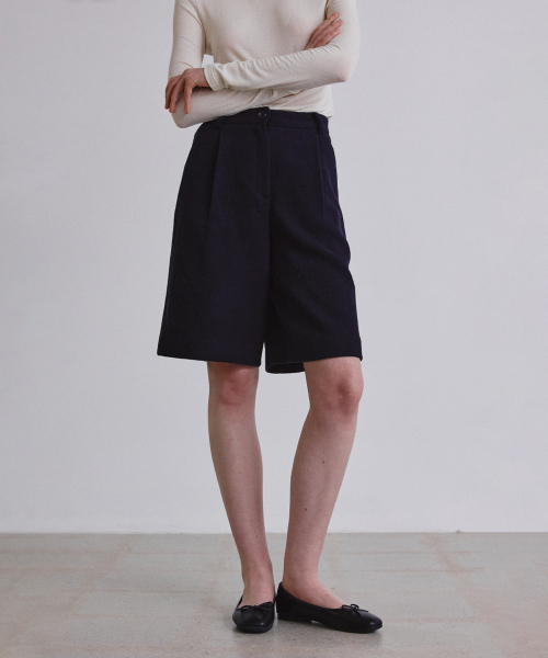 STEP AROUND(ステップアラウンド)の「Wool twill bermuda pants_NAVY(その他パンツ・レディース・その他・SMALL/MEDIUM)」の1枚目の写真