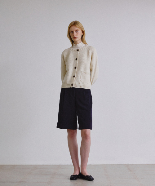 STEP AROUND(ステップアラウンド)の「Wool twill bermuda pants_NAVY(その他パンツ・レディース・その他・SMALL/MEDIUM)」の2枚目の写真