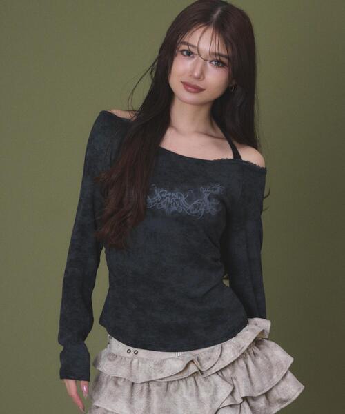 dispark（ディスパーク）の「DISPARK/【26年春夏新作】グラフィックオフショルレーストップ（Tシャツ/カットソー・レディース・ブラック/グレー・FREE）」の2枚目の写真