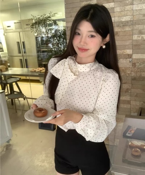 Ritzy(リッツィー)の「トッド柄衿リボン仕様フリルシャツ(シャツ/ブラウス・レディース・ブラック/ホワイト・L/M)」の2枚目の写真