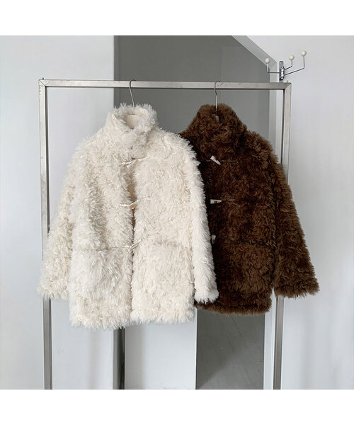 VASCARA(バスカラ)の「Fluffy High Neck Duffle Faux Fur Jacket (2colors)(ムートンコート・レディース・アイボリー/ブラウン・FREE)」の1枚目の写真