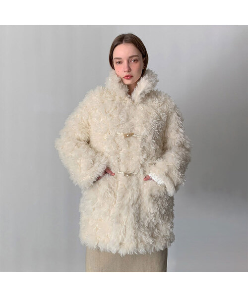 VASCARA(バスカラ)の「Fluffy High Neck Duffle Faux Fur Jacket (2colors)(ムートンコート・レディース・アイボリー/ブラウン・FREE)」の2枚目の写真