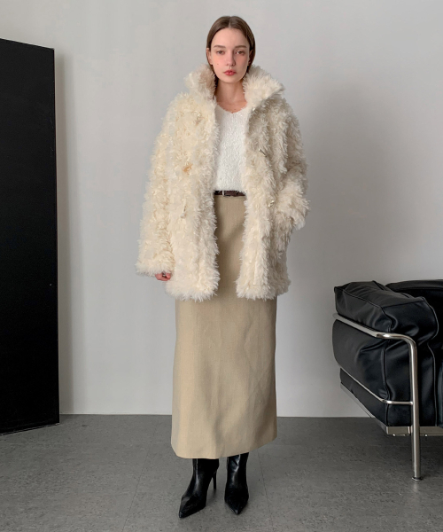 VASCARA(バスカラ)の「Fluffy High Neck Duffle Faux Fur Jacket (2colors)(ムートンコート・レディース・アイボリー/ブラウン・FREE)」の3枚目の写真