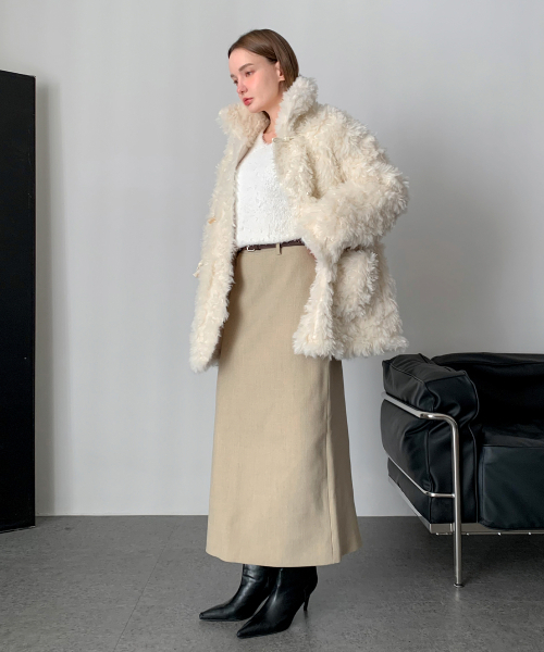 VASCARA(バスカラ)の「Fluffy High Neck Duffle Faux Fur Jacket (2colors)(ムートンコート・レディース・アイボリー/ブラウン・FREE)」の4枚目の写真