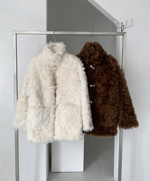 VASCARA(バスカラ)の「Fluffy High Neck Duffle Faux Fur Jacket (2colors)(ムートンコート・レディース・アイボリー/ブラウン・FREE)」の5枚目の写真