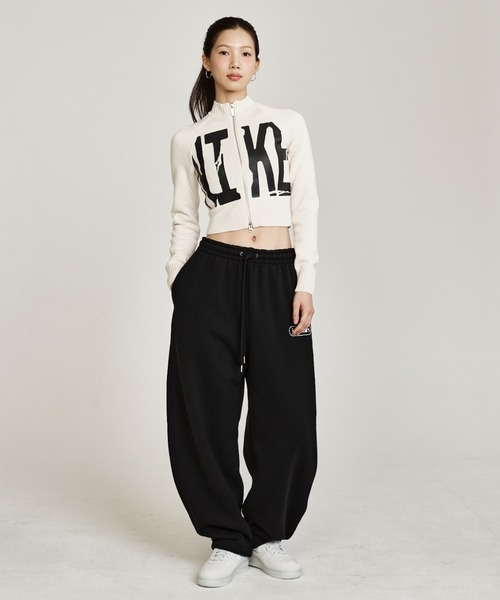 NIKE(ナイキ)の「ナイキ スポーツウェア ウィメンズ タイト グラフィック フルジップ セーター / Nike Sportswear Women's Tight Graphic Full-Zip Sweater IF4414-104 Chalk(ニット/セーター・レディース・ホワイト系その他2・L/M/S/XL/XS)」の7枚目の写真