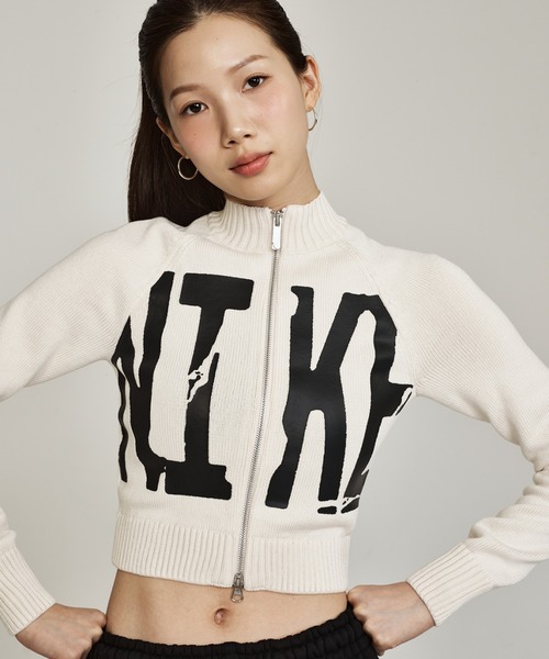 NIKE(ナイキ)の「ナイキ スポーツウェア ウィメンズ タイト グラフィック フルジップ セーター / Nike Sportswear Women's Tight Graphic Full-Zip Sweater IF4414-104 Chalk(ニット/セーター・レディース・ホワイト系その他2・L/M/S/XL/XS)」の6枚目の写真