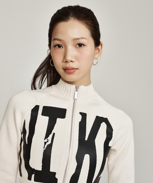 NIKE(ナイキ)の「ナイキ スポーツウェア ウィメンズ タイト グラフィック フルジップ セーター / Nike Sportswear Women's Tight Graphic Full-Zip Sweater IF4414-104 Chalk(ニット/セーター・レディース・ホワイト系その他2・L/M/S/XL/XS)」の5枚目の写真