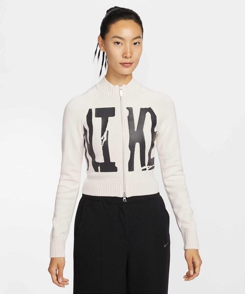 NIKE(ナイキ)の「ナイキ スポーツウェア ウィメンズ タイト グラフィック フルジップ セーター / Nike Sportswear Women's Tight Graphic Full-Zip Sweater IF4414-104 Chalk(ニット/セーター・レディース・ホワイト系その他2・L/M/S/XL/XS)」の3枚目の写真