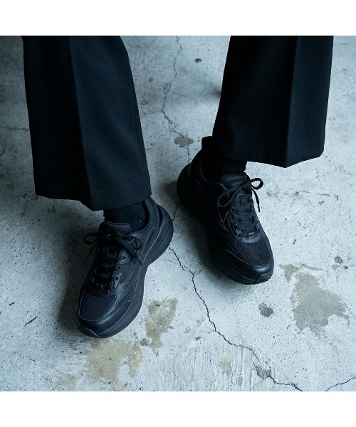 FILA(フィラ)の「FLOAT MAX 2.0 LT(スニーカー・レディース・ブラック・29.0cm/28.0cm/27.5cm/27.0cm/26.5cm/26.0cm/25.5cm/25.0cm/24.5㎝/24.0cm/23.5㎝/23.0cm)」の1枚目の写真