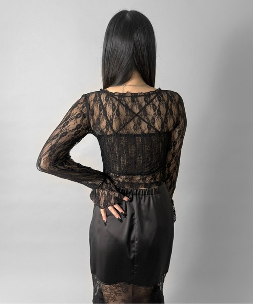 LVEU.（ラブユ.）の「【LVEU.】フラワーレースシアートップス / トップス ブラウス レース  Vネック リボン フリル クロップド ショート 長袖  ブラック ホワイト ZOZOTOWN限定（Tシャツ/カットソー・レディース・ブラック/ホワイト・FREE）」の8枚目の写真