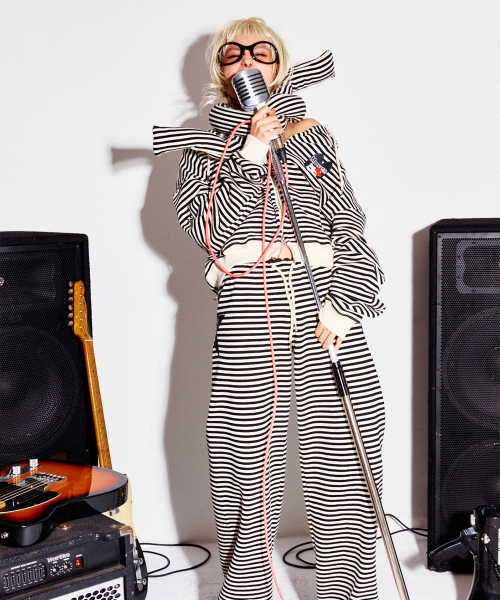 HIGHTIDEFRANKIE(ハイタイドフランキー)の「MEOWSFITS Crop Wire Zip-Up Hoodie Black(パーカー・レディース・ブラック・FREE)」の4枚目の写真