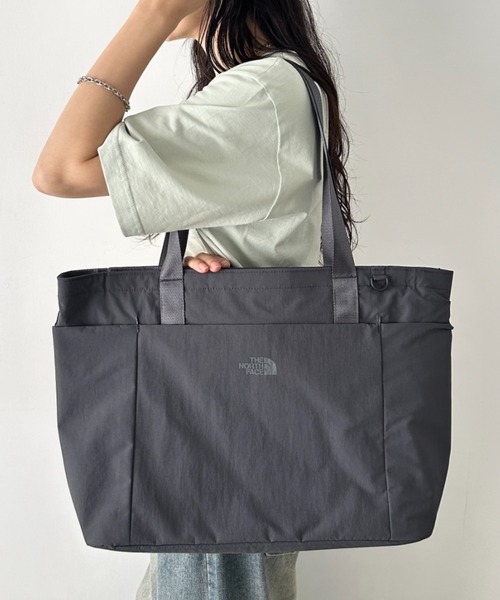 THE NORTH FACE(ザノースフェイス)の「THE NORTH FACE(ザ・ノースフェイス)/PC A4収納可 大容量 トートバッグ ロゴプリント / LINDEN TOTE BAG(トートバッグ・レディース・ブラック/チャコールグレー/クリーム・FREE)」の3枚目の写真
