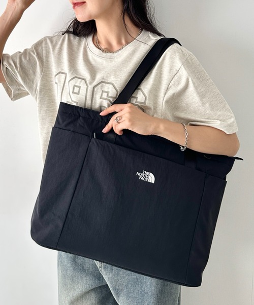 THE NORTH FACE(ザノースフェイス)の「THE NORTH FACE(ザ・ノースフェイス)/PC A4収納可 大容量 トートバッグ ロゴプリント / LINDEN TOTE BAG(トートバッグ・レディース・ブラック/チャコールグレー/クリーム・FREE)」の1枚目の写真