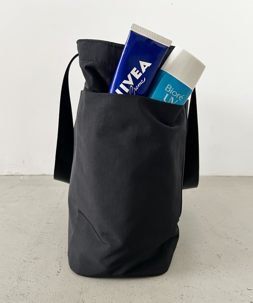THE NORTH FACE(ザノースフェイス)の「THE NORTH FACE(ザ・ノースフェイス)/PC A4収納可 大容量 トートバッグ ロゴプリント / LINDEN TOTE BAG(トートバッグ・レディース・ブラック/チャコールグレー/クリーム・FREE)」の14枚目の写真