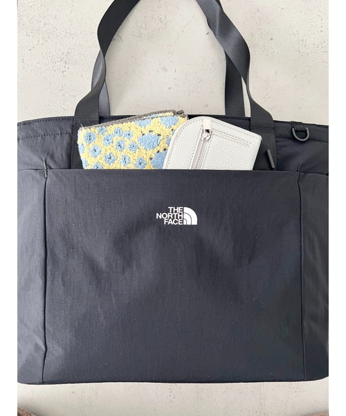 THE NORTH FACE(ザノースフェイス)の「THE NORTH FACE(ザ・ノースフェイス)/PC A4収納可 大容量 トートバッグ ロゴプリント / LINDEN TOTE BAG(トートバッグ・レディース・ブラック/チャコールグレー/クリーム・FREE)」の7枚目の写真