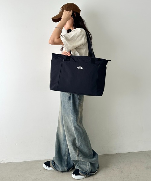 THE NORTH FACE(ザノースフェイス)の「THE NORTH FACE(ザ・ノースフェイス)/PC A4収納可 大容量 トートバッグ ロゴプリント / LINDEN TOTE BAG(トートバッグ・レディース・ブラック/チャコールグレー/クリーム・FREE)」の22枚目の写真