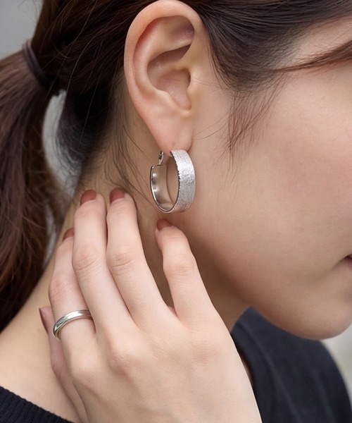 STYLE DELI(スタイルデリ)の「テクスチャー平打ちフープピアス(ピアス(両耳用)・レディース・シルバー/ゴールド・FREE)」の2枚目の写真