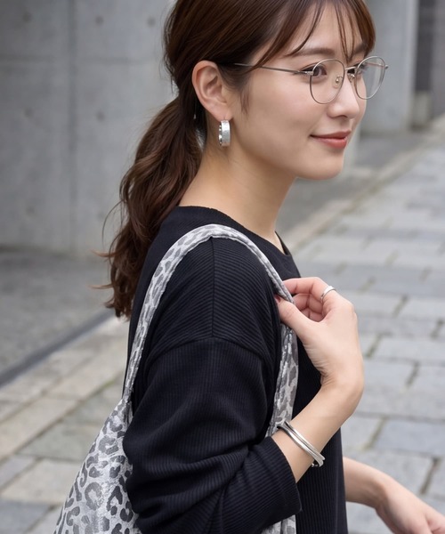 STYLE DELI(スタイルデリ)の「テクスチャー平打ちフープピアス(ピアス(両耳用)・レディース・シルバー/ゴールド・FREE)」の3枚目の写真