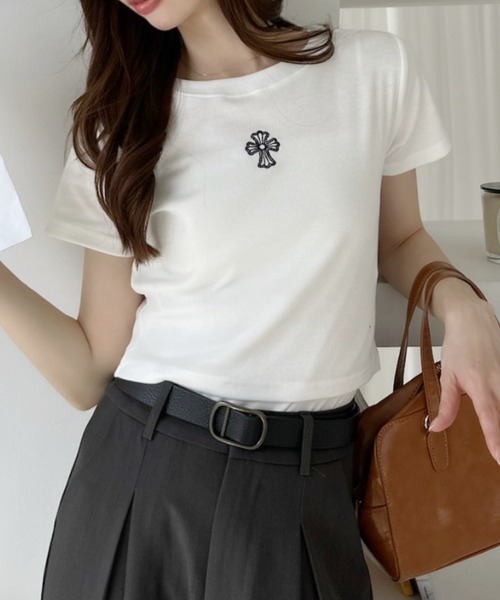 Ada.(エイダ)の「クロスモチーフ 半袖 クロップド Tシャツ(Tシャツ/カットソー・レディース・ブラック/オフホワイト/グレー・FREE)」の4枚目の写真