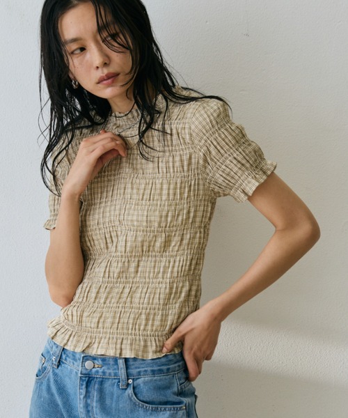 DRWCYS(ドロシーズ)の「【無地/チェック】シャーリングハーフスリーブトップス(シャツ/ブラウス・レディース・ベージュ/ブラウン/ホワイト・FREE)」の2枚目の写真