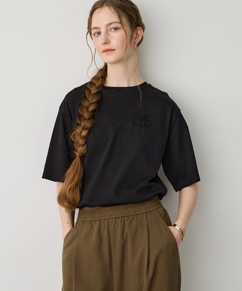 LE SOUK HOLIDAY(ルスークホリデー)の「ワッペンロゴTシャツ【接触冷感・吸水速乾】(Tシャツ/カットソー・レディース・ブラック/チャコールグレー・M/L)」の1枚目の写真