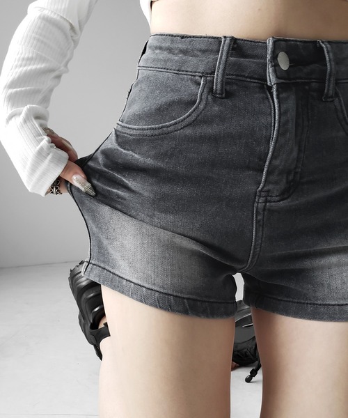 me+em select(ミームセレクト)の「【 2color /3size 】ハイウエストタイトデニムショートパンツ / high waist tight short pants(デニムパンツ・レディース・ブルー/ブラック・SMALL/MEDIUM/LARGE)」の4枚目の写真