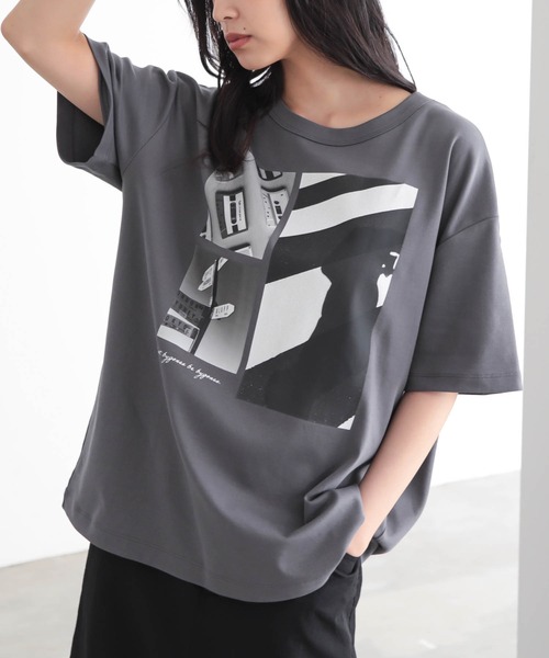 for/c(フォーシー)の「ロング丈フォトプリントTシャツ【サスティナブル】(Tシャツ/カットソー・レディース・チャコールグレー/オフホワイト・L/M)」の1枚目の写真