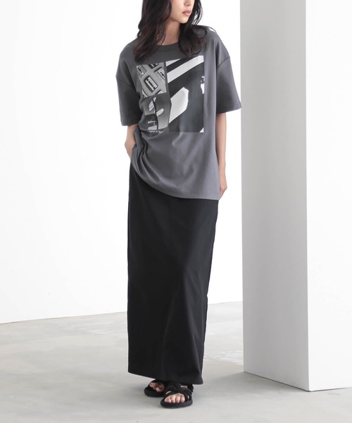 for/c(フォーシー)の「ロング丈フォトプリントTシャツ【サスティナブル】(Tシャツ/カットソー・レディース・チャコールグレー/オフホワイト・L/M)」の7枚目の写真