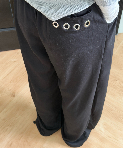 FUZZY SCAN(ファジスキャン)の「ビッグアイレットカーブバルーンパンツブラック(スウェットパンツ・レディース・ブラック・ONE SIZE/TWO)」の11枚目の写真