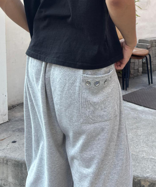 FUZZY SCAN(ファジスキャン)の「ビッグアイレットカーブバルーンパンツブラック(スウェットパンツ・レディース・ブラック・ONE SIZE/TWO)」の5枚目の写真