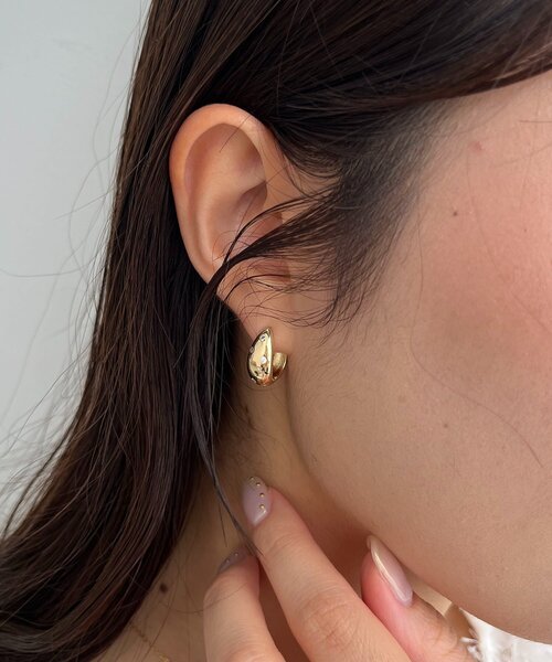 CAPRICIEUX LE'MAGE(カプリシューレマージュ)の「〈GOLDY/ゴールディ〉ストーンドットワンタッチピアス(ネックレス・レディース・ゴールド/シルバー・FREE)」の2枚目の写真