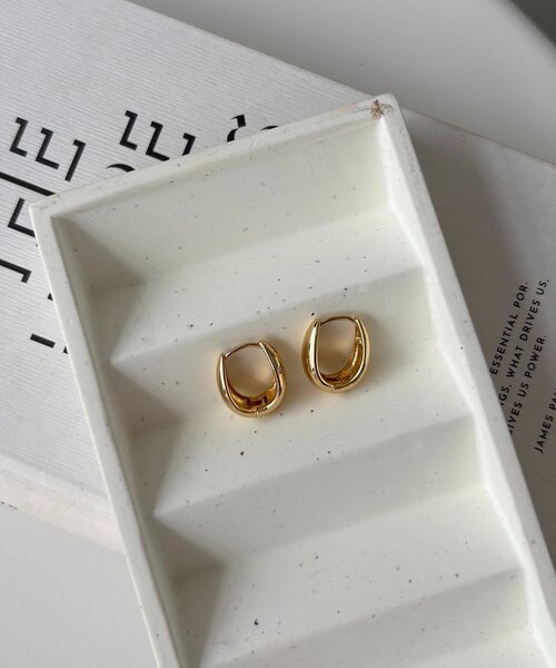 CAPRICIEUX LE'MAGE(カプリシューレマージュ)の「〈GOLDY/ゴールディ〉ストーンドットワンタッチピアス(ネックレス・レディース・ゴールド/シルバー・FREE)」の4枚目の写真